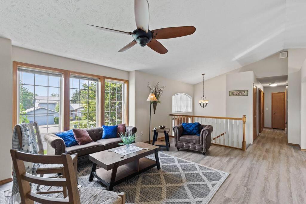 Hot Tub! Sleeps 8-11Upscale Area Villa Spokane Eksteriør bilde