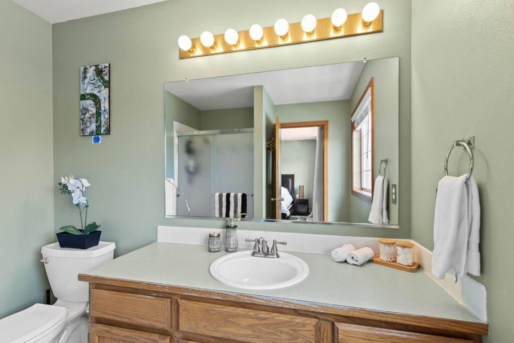 Hot Tub! Sleeps 8-11Upscale Area Villa Spokane Eksteriør bilde