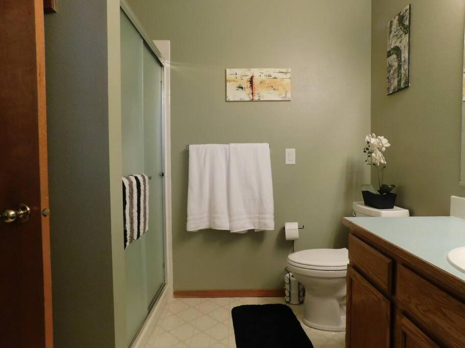Hot Tub! Sleeps 8-11Upscale Area Villa Spokane Eksteriør bilde