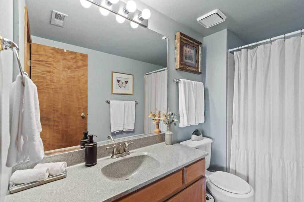 Hot Tub! Sleeps 8-11Upscale Area Villa Spokane Eksteriør bilde