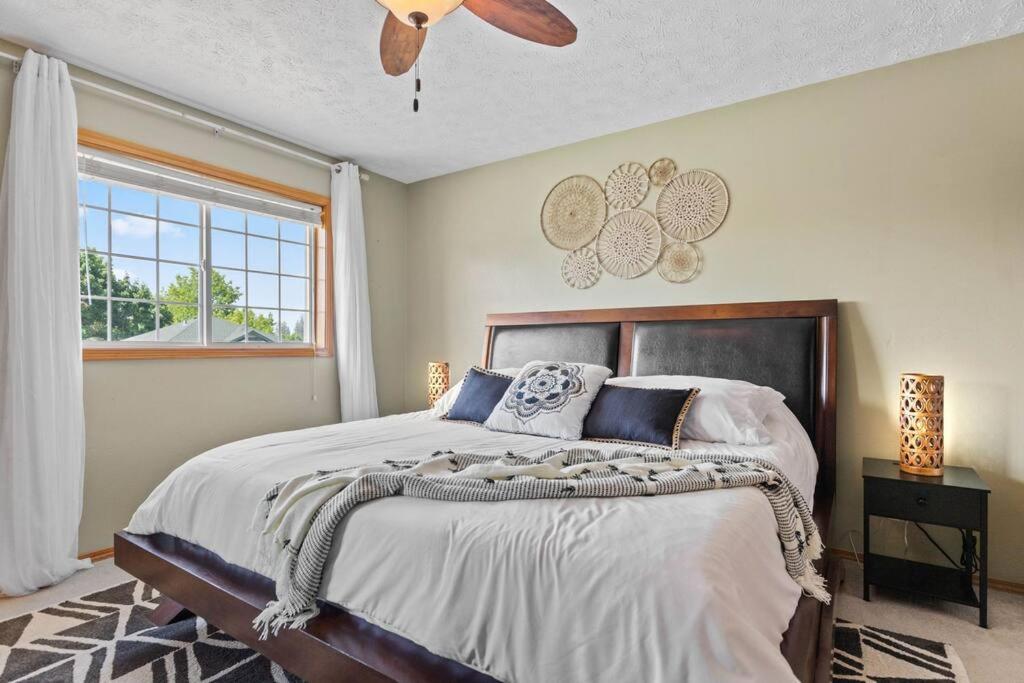 Hot Tub! Sleeps 8-11Upscale Area Villa Spokane Eksteriør bilde