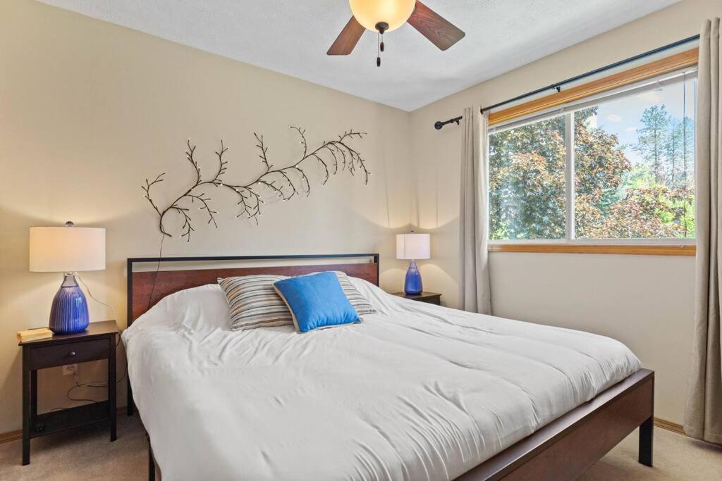 Hot Tub! Sleeps 8-11Upscale Area Villa Spokane Eksteriør bilde