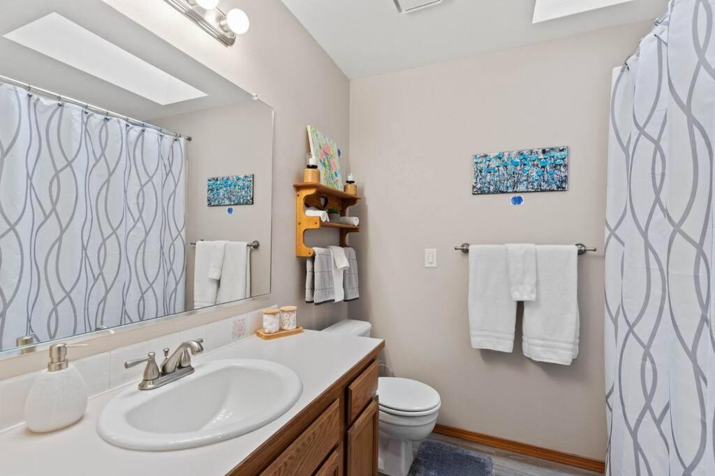Hot Tub! Sleeps 8-11Upscale Area Villa Spokane Eksteriør bilde