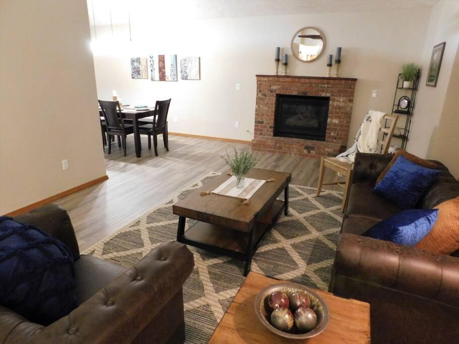 Hot Tub! Sleeps 8-11Upscale Area Villa Spokane Eksteriør bilde